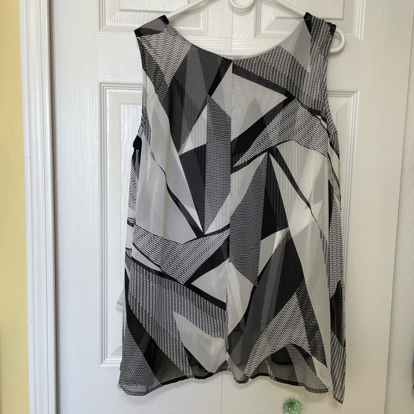 Dressbarn Black and White Asymmetrical Graphic Blouse - Picture 2 of 10